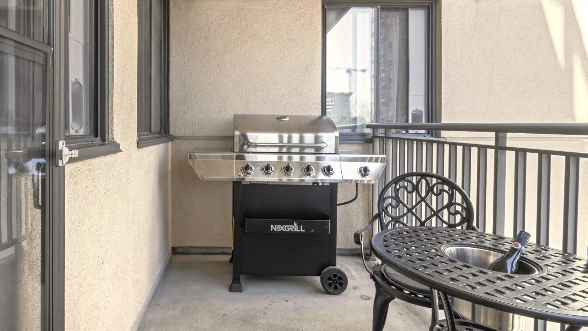 Cozy & Spacious 2Br At Stampede W Parking And Ac Κάλγκαρι Διαμέρισμα