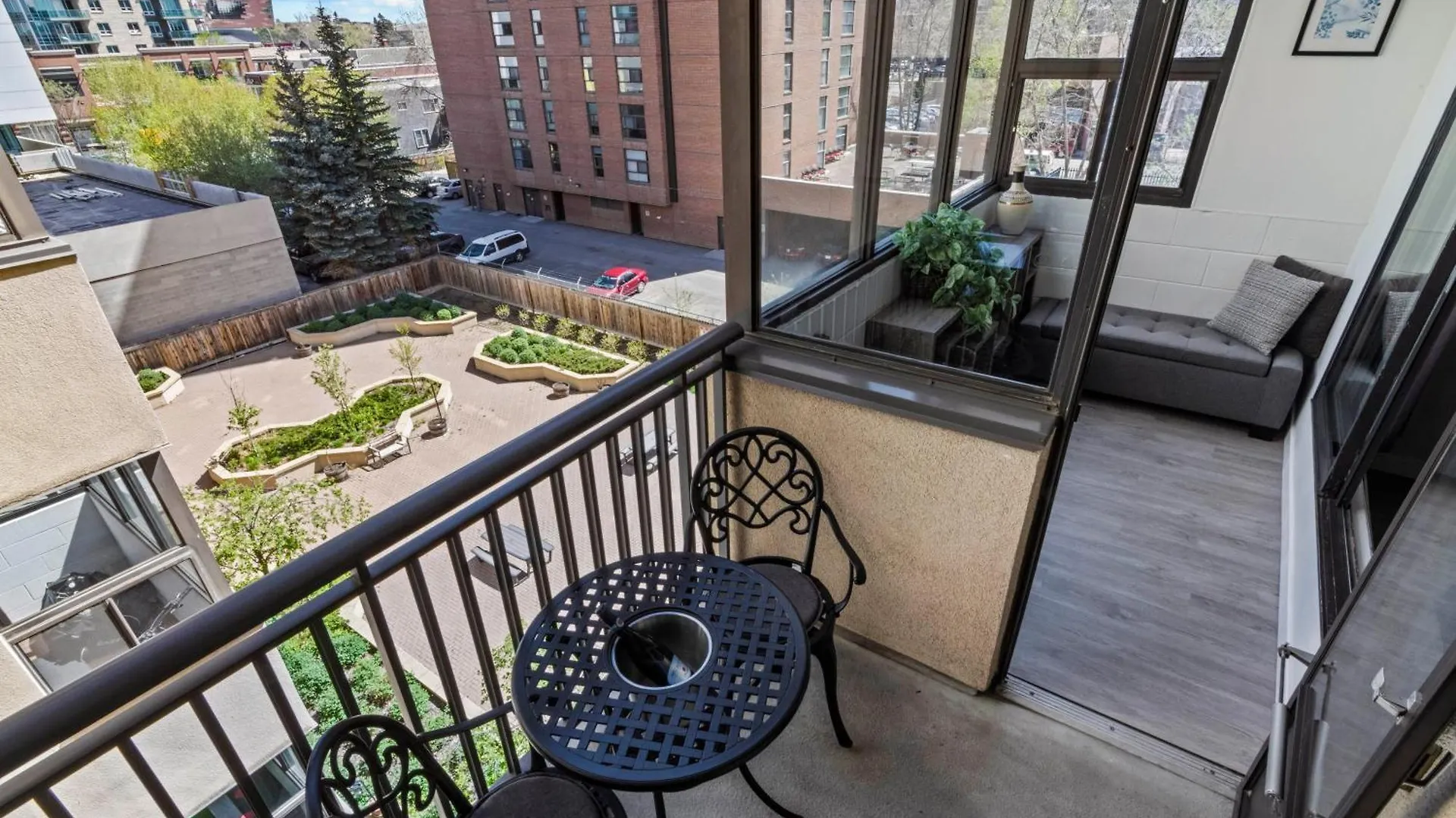 Διαμέρισμα Cozy & Spacious 2Br At Stampede W Parking And Ac Κάλγκαρι