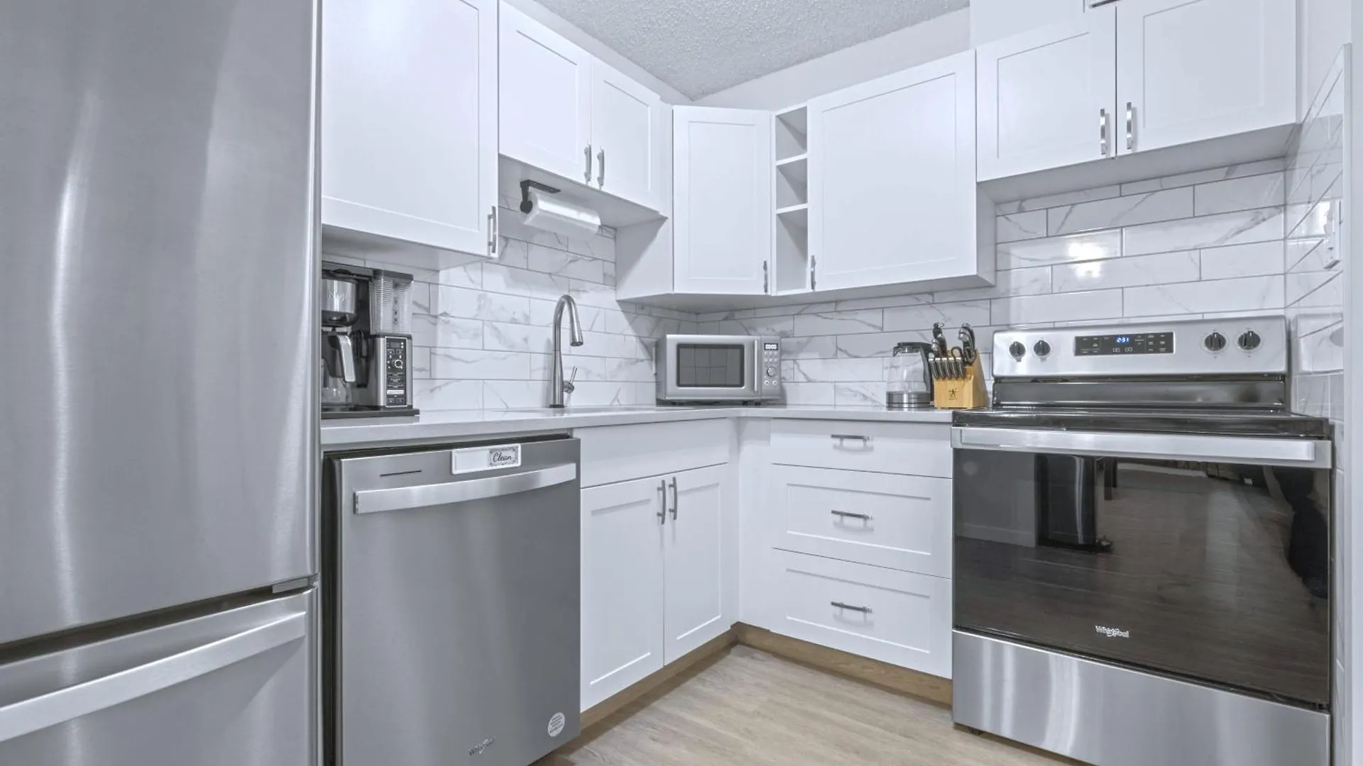 Cozy & Spacious 2Br At Stampede W Parking And Ac YYC شقة