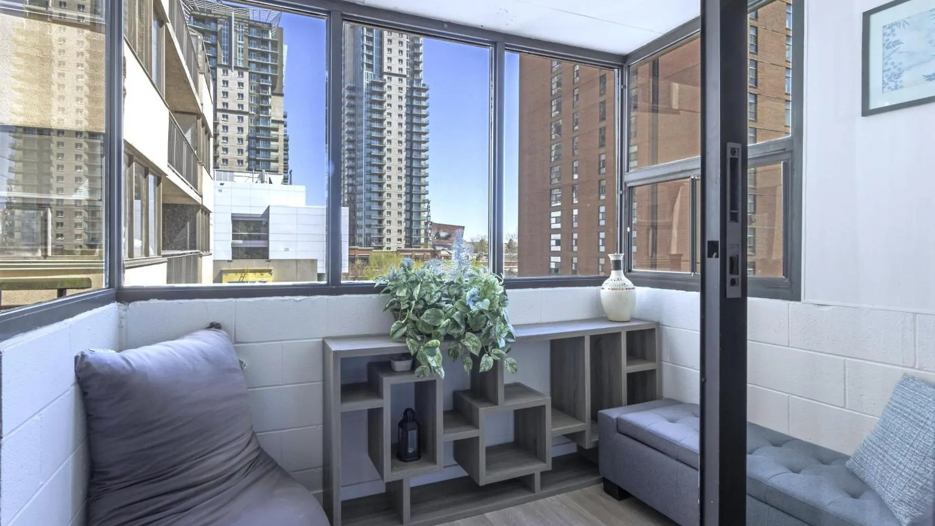 شقة Cozy & Spacious 2Br At Stampede W Parking And Ac YYC